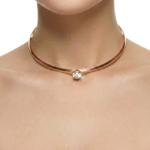 Altın Kaplama Kristal Taşlı Choker Kolye manken boynunda detay zoom çekimiyle beyaz arka planda öne çıkıyor.