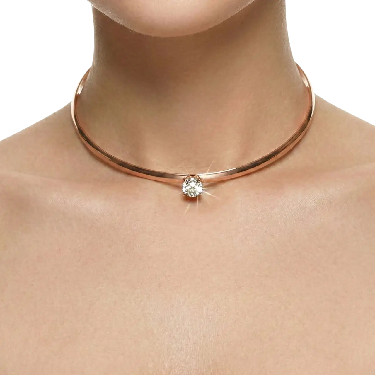 Altın Kaplama Kristal Taşlı Choker Kolye manken boynunda detay zoom çekimiyle beyaz arka planda öne çıkıyor.