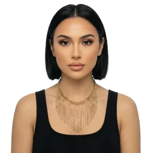 Altın Kaplama Zincir Püsküllü Choker Kolye manken üzerinde önden çekilmiş pozuyla beyaz arka planda sergileniyor.