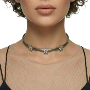 Çiçek Detaylı Gümüş Kaplama Choker Kolye manken boynunda detay zoom çekimiyle beyaz arka planda öne çıkıyor.