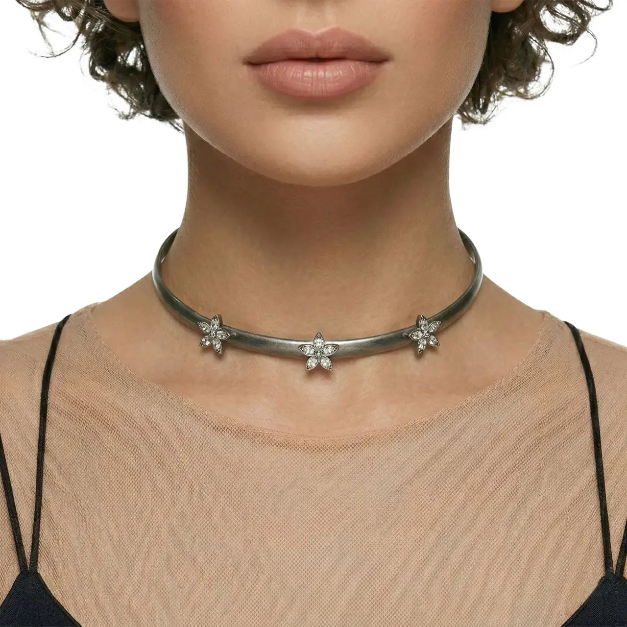 Çiçek Detaylı Gümüş Kaplama Choker Kolye manken boynunda detay zoom çekimiyle beyaz arka planda öne çıkıyor.