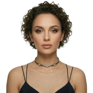 Çiçek Detaylı Gümüş Kaplama Choker Kolye manken üzerinde önden çekilmiş pozuyla beyaz arka planda sergileniyor.