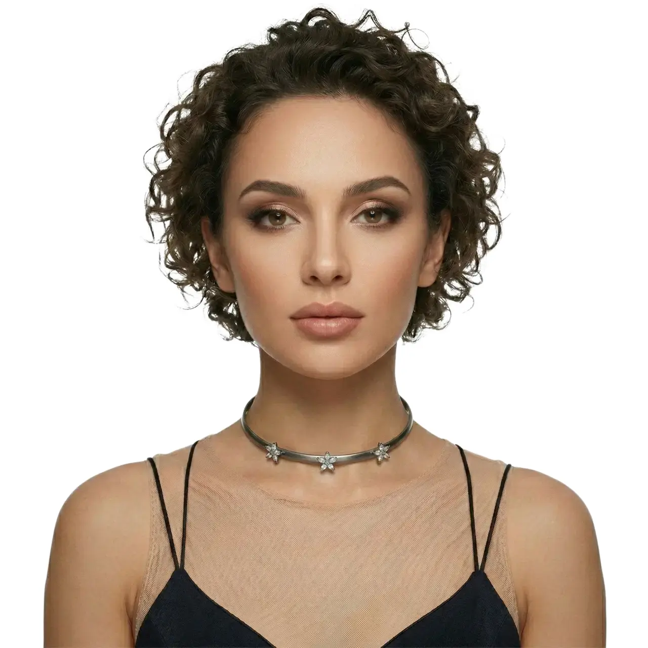 Çiçek Detaylı Gümüş Kaplama Choker Kolye manken üzerinde önden çekilmiş pozuyla beyaz arka planda sergileniyor.