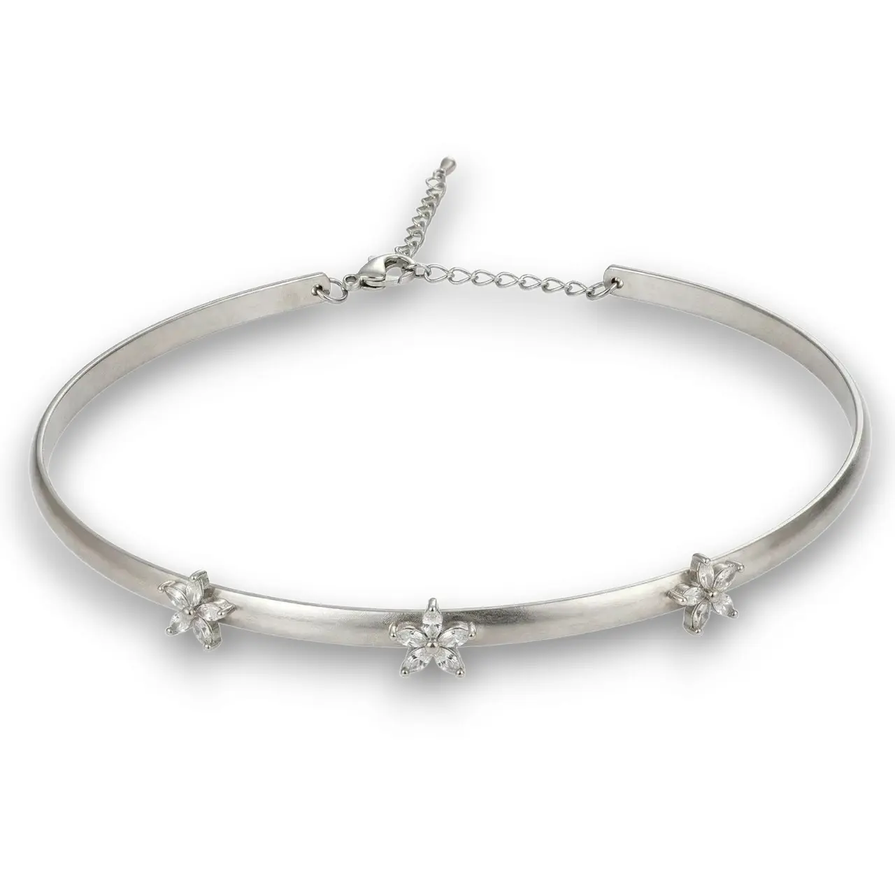 Çiçek Detaylı Gümüş Kaplama Choker Kolye genel görünümüyle beyaz arka planda zarif tasarımını yansıtıyor.