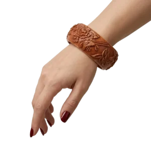 Çiçek motifli ahşap bileklik manken elinde görünüm