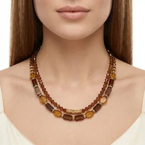 Çift Katmanlı El Yapımı Boho Kolye manken boynunda yakın detay zoom çekimiyle beyaz arka planda öne çıkıyor.