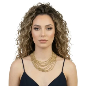 Çok Katmanlı Zirkon Taşlı Zincir Choker manken üzerinde önden çekilmiş pozuyla beyaz arka planda sergileniyor.