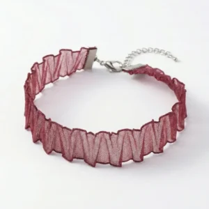 El Yapımı Bordo Tül Choker Kolye genel görünümüyle beyaz arka planda romantik tasarımını yansıtıyor.