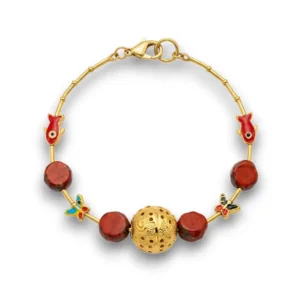 El yapımı kırmızı boncuklu bohem bileklik manken bileğinde