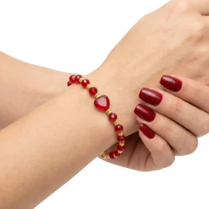 El yapımı kırmızı boncuklu dore bileklik manken bileğinde