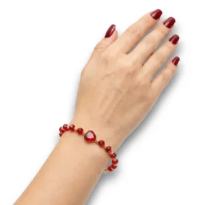 El yapımı kırmızı boncuklu dore bileklik manken bileğinde