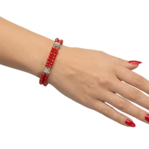 El yapımı kırmızı boncuklu kristal bileklik manken bileğinde