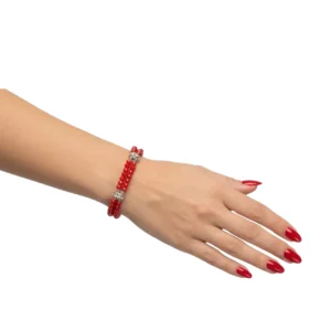 El yapımı kırmızı boncuklu kristal bileklik manken bileğinde