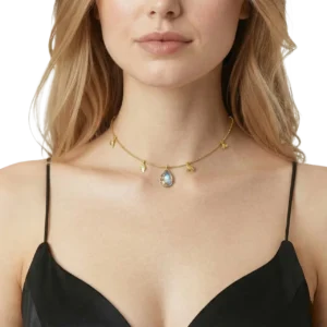 El Yapımı Kristal Taşlı Choker Kolye manken boynunda önden zoom çekimiyle beyaz arka planda dikkat çekiyor.