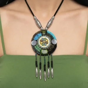 Etnik Desenli Boho Tarz Boncuklu Kolye manken boynunda detay zoom çekimiyle beyaz arka planda öne çıkıyor.