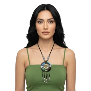 Etnik Desenli Boho Tarz Boncuklu Kolye manken üzerinde önden çekilmiş pozuyla beyaz arka planda sergileniyor.