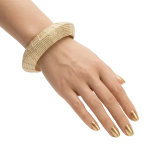 Gold simli el yapımı ahşap bileklik manken kolunda