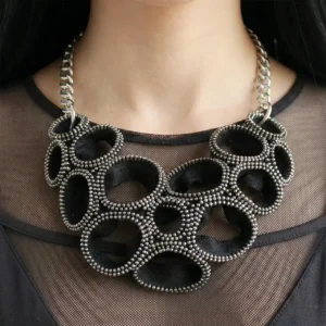 Gotik Tarz El Yapımı Geometrik Choker manken boynunda yakın detay zoom çekimiyle beyaz arka planda yer alıyor.