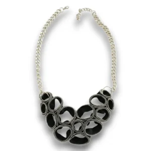 Gotik Tarz El Yapımı Geometrik Choker üstten çekilmiş genel görünümüyle beyaz arka planda tasarımını yansıtıyor.