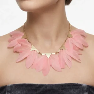 Gotik Tarz Kuş Tüylü Choker Kolye pembe modelinin manken boynunda yakın çekimi beyaz arka planda öne çıkıyor.