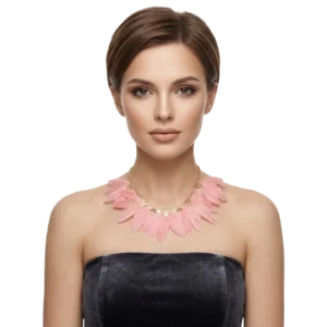 Gotik Tarz Kuş Tüylü Choker Kolye pembe seçeneği manken üzerinde önden çekilmiş pozuyla beyaz arka planda sergileniyor.