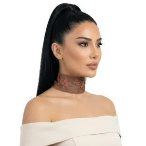 Kestane Renk Çiçek İşlemeli Choker Boyunluk manken boynunda sağ çaprazdan çekimiyle beyaz arka planda öne çıkıyor.