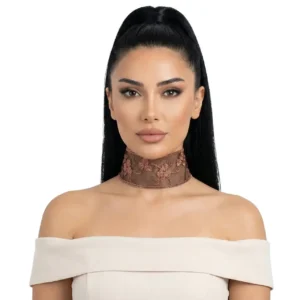 Kestane Renk Çiçek İşlemeli Choker Boyunluk manken üzerinde önden çekilmiş pozuyla beyaz arka planda sergileniyor.