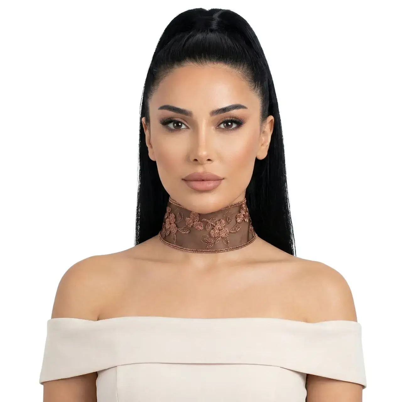 Kestane Renk Çiçek İşlemeli Choker Boyunluk manken üzerinde önden çekilmiş pozuyla beyaz arka planda sergileniyor.