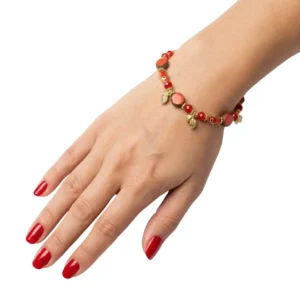 Kırmızı boncuklu el yapımı bohem bileklik manken bileğinde