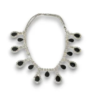 Kristal Taşlı El Yapımı Choker Kolye genel görünüm detay çekimiyle beyaz arka planda tüm zarafetini yansıtıyor.