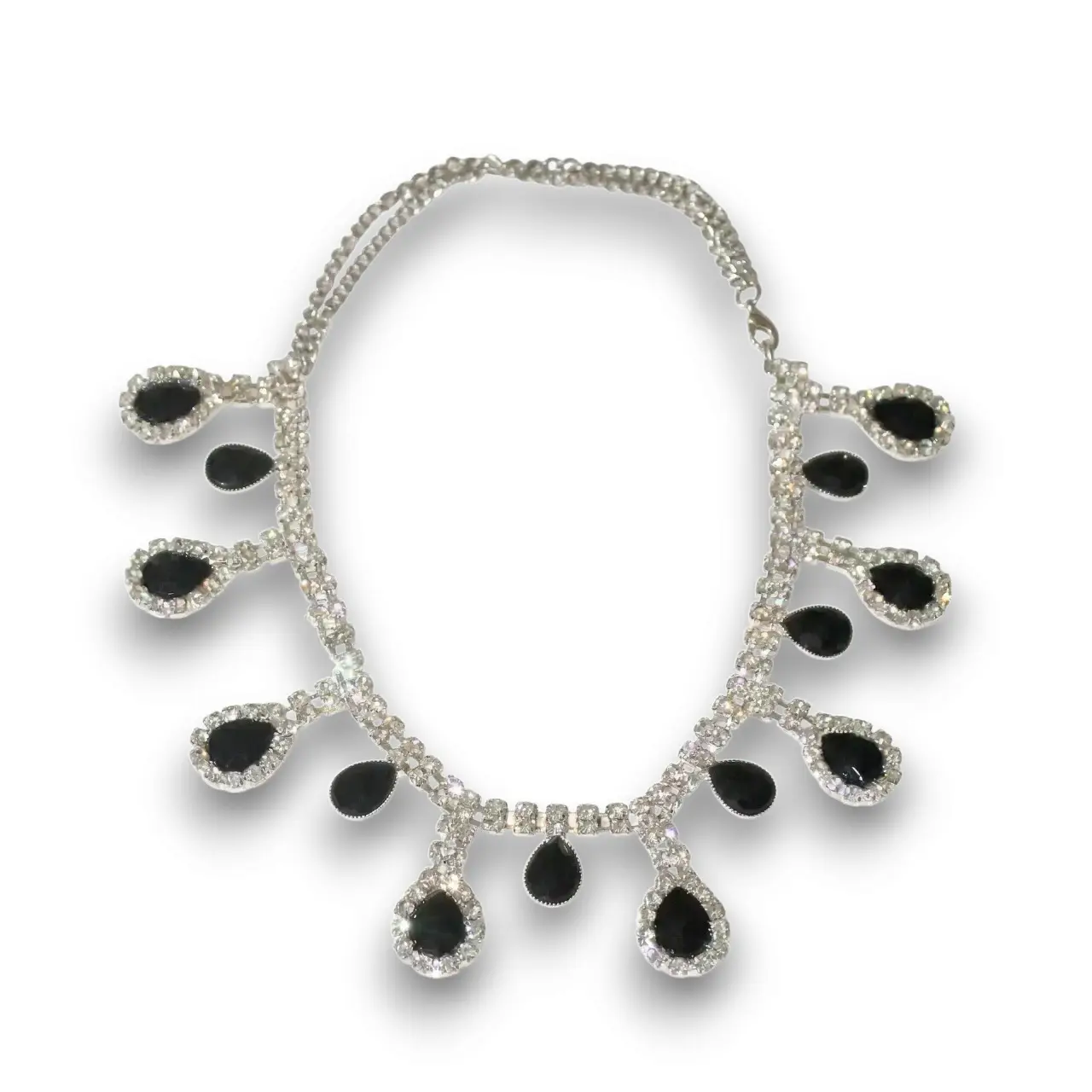 Kristal Taşlı El Yapımı Choker Kolye genel görünüm detay çekimiyle beyaz arka planda tüm zarafetini yansıtıyor.