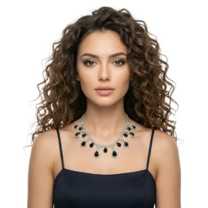 Kristal Taşlı El Yapımı Choker Kolye manken üzerinde önden yakın çekimiyle beyaz arka planda sergileniyor.