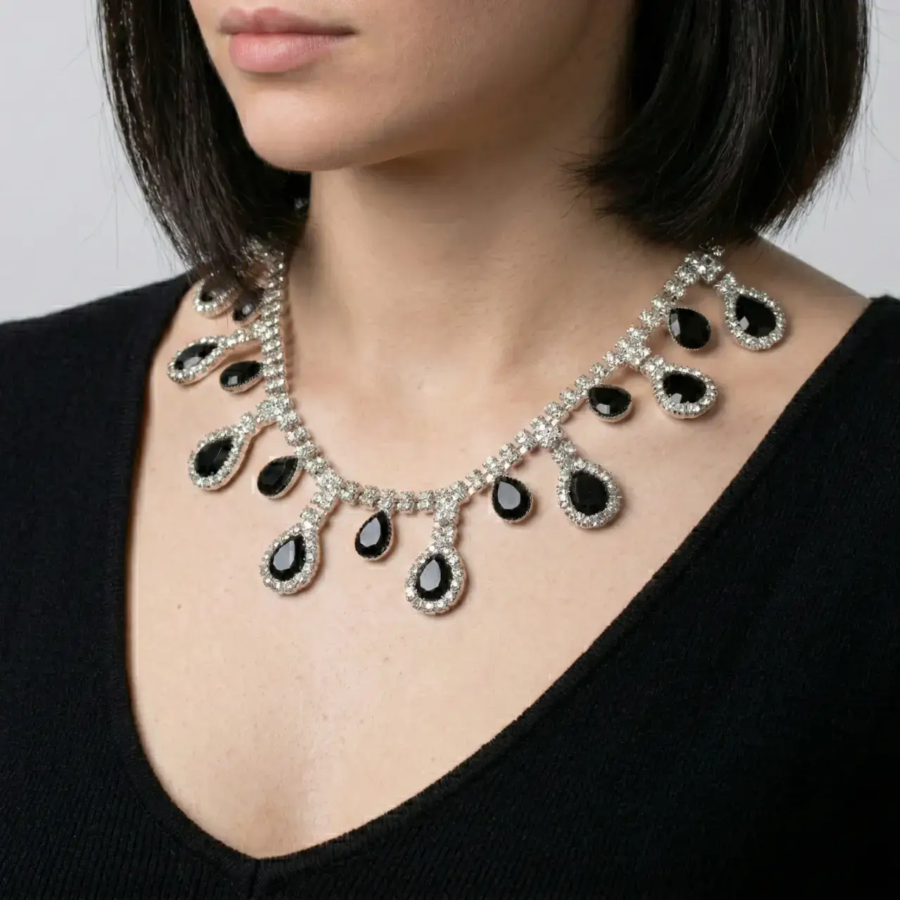 Kristal Taşlı El Yapımı Choker Kolye manken boynunda zoom çekim detaylarıyla beyaz arka planda net olarak görülüyor.