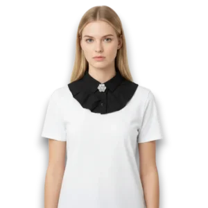 Manken kadın üzerinde beyaz bluz ile önden çekim kristal taşlı siyah cotton seyyar yaka TikiTonki