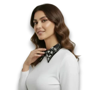 Manken kadın üzerinde beyaz bluz ile profilden çekilmiş kristal taşlı siyah saten seyyar yaka TikiTonki
