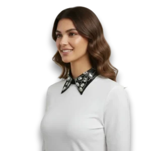 Manken kadın üzerinde yan cepheden beyaz bluz ile kristal taşlı siyah saten seyyar yaka TikiTonki