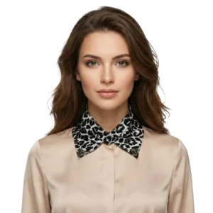 Manken kadın üzerinde bej rengi bluz kombiniyle önden görünüm leopar desenli metal uçlu seyyar yaka TikiTonki