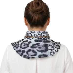 Manken kadın üzerinde beyaz bluz ile arkadan çekim gri renk leopar desenli taş işlemeli bebe yaka TikiTonki