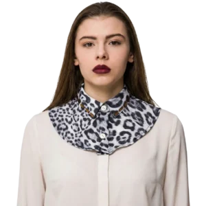 Manken kadın üzerinde beyaz bluz ile önden çekim gri renk leopar desenli taş işlemeli bebe yaka TikiTonki