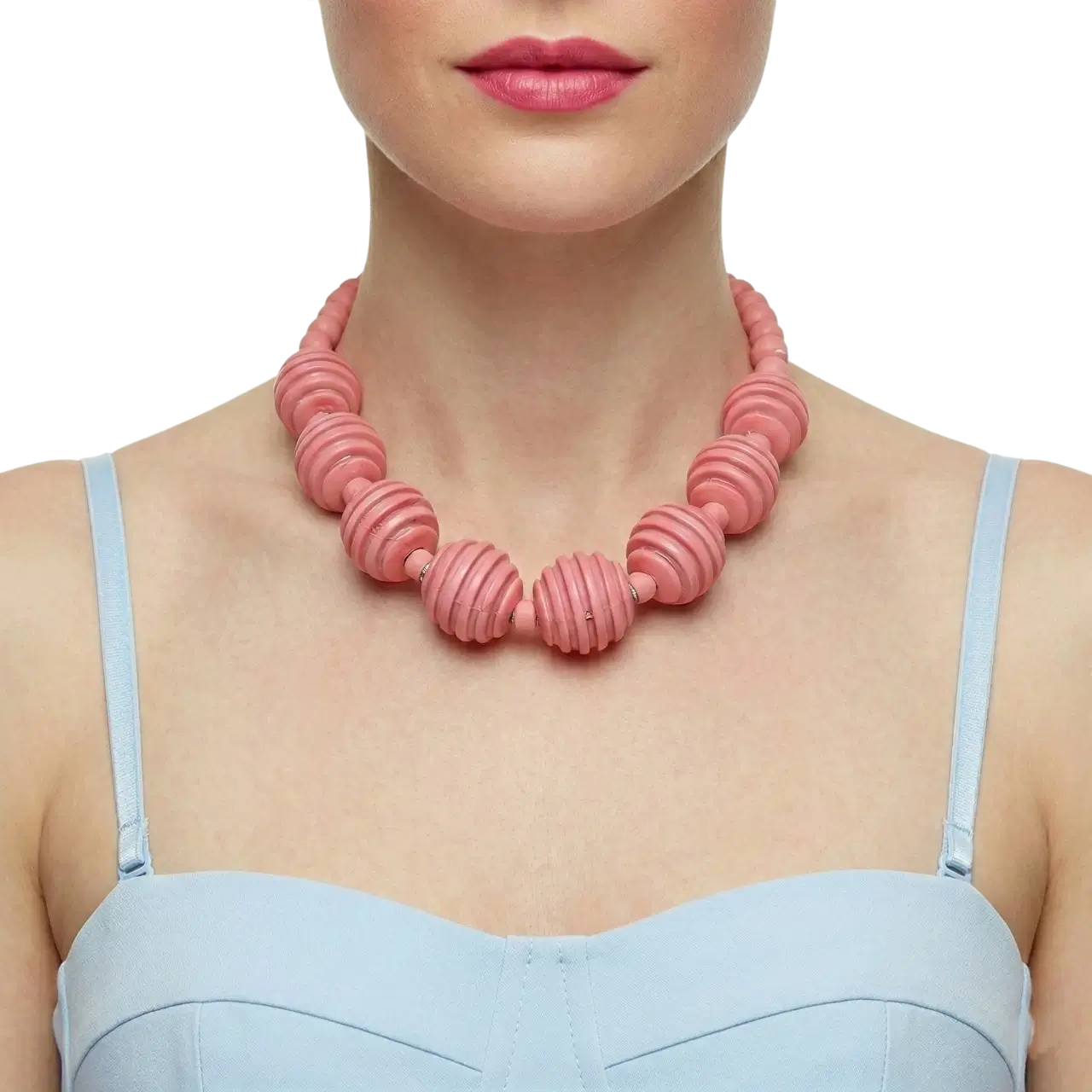 Retro Tarz Pembe Ahşap Choker Kolye manken boynunda detay zoom çekimiyle beyaz arka planda öne çıkıyor.