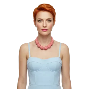 Retro Tarz Pembe Ahşap Choker Kolye manken üzerinde önden çekilmiş pozuyla beyaz arka planda sergileniyor.