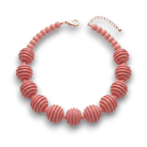 Retro Tarz Pembe Ahşap Choker Kolye genel görünümüyle beyaz arka planda doğal tasarımını yansıtıyor.