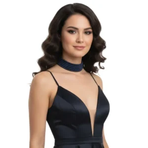 Mor renk Sarmal Dokulu Çok Sıralı Choker Kolye manken üzerinde yandan çekimle beyaz arka planda zarif yapısını sergiliyor.