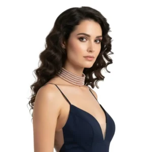 Bakır renk Sarmal Dokulu Çok Sıralı Choker Kolye manken üzerinde yandan çekimle beyaz arka planda şık duruşunu yansıtıyor.