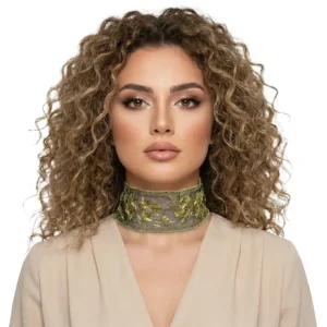 Tül Tasarım Çiçek İşlemeli Choker Boyunluk manken üzerinde önden çekilmiş pozuyla beyaz arka planda sergileniyor.