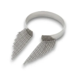 Esnek yapılı gümüş renkli üst kol bileziği önden görünüş