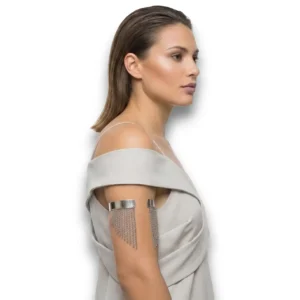 Zincir detaylı gümüş kaplama kol bileziği manken kolunda