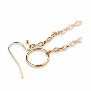Burundan kulağa uzanan gold kaplama zincirli hızma