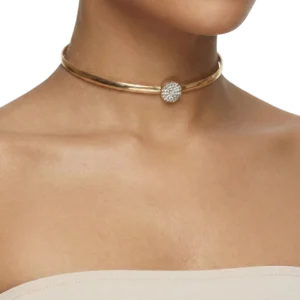 Zirkon Taşlı Bakır Kaplama Choker Kolye manken boynunda zoom çekimiyle beyaz arka planda dikkat çekiyor.