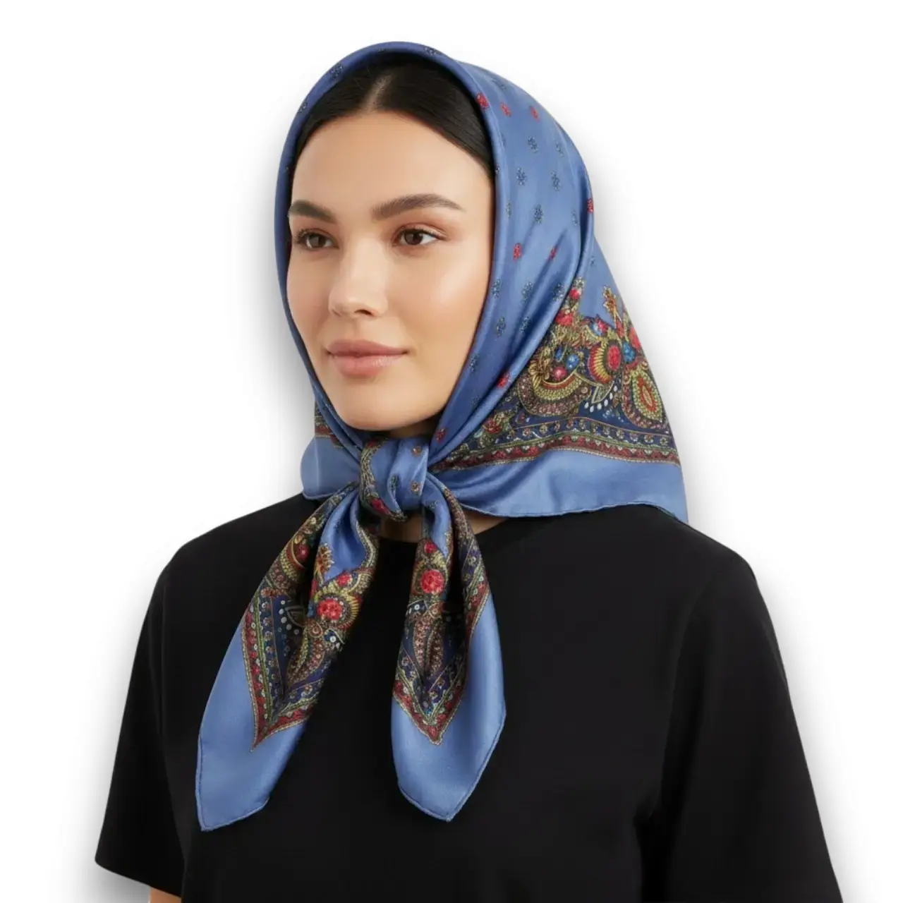 Manken kadın üzerinde başörtüsü tarzında bağlanmış etnik desenli mavi renk saten eşarp TikiTonki